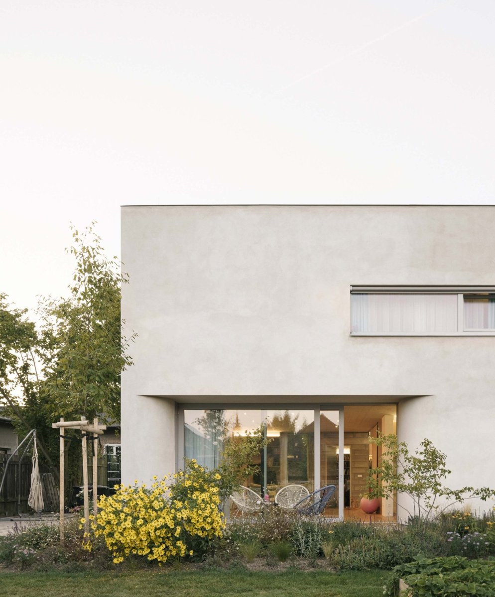 Přízemí se otevírá do zahrady velikými okny, které jsou umístěny na všechny světové strany. (Rodinný dům v Radotíně, Papundekl architekti)