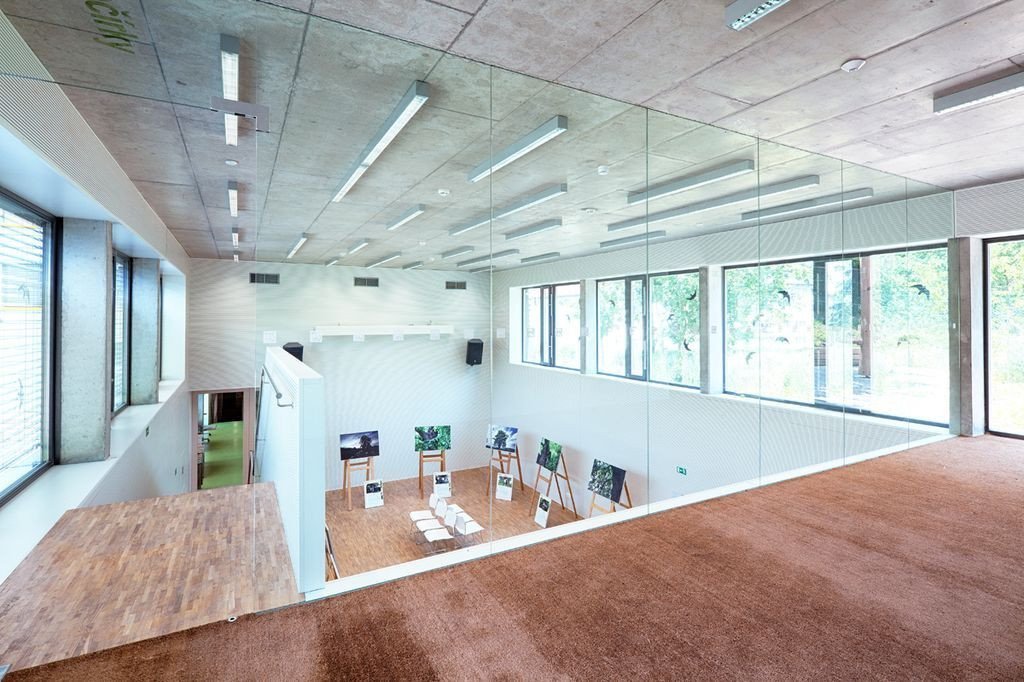 Seminární sál tvoří střed domu, propojuje administrativní a veřejné využití a je přístupný z vyšších částí zahrady - foto