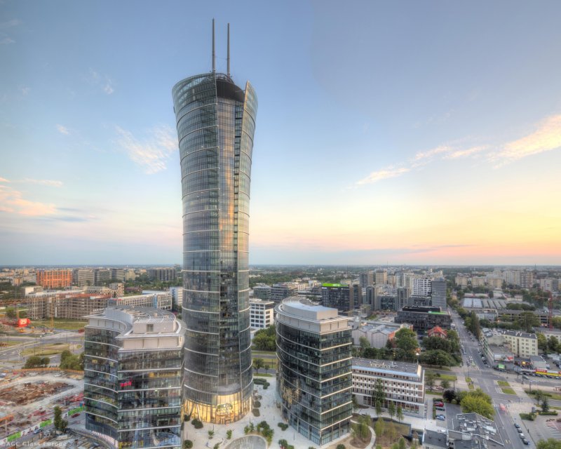 Prosklenou elegantní věž ve Varšavě, která nese název Warsaw Spire, navrhli architekti Jaspers-Eyers Architects.