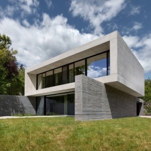Beton jako zadání. Stempel & Tesar navrhli vilu v Troji chráněnou před ruchem města