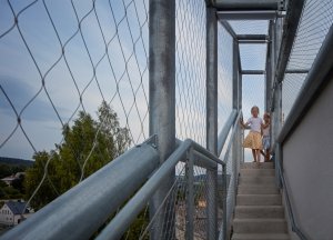 Přístavba ke školce Montessori v Jablonci nad Nisou, Mjölk architekti: Právě z tohoto důvodu je jinak bílá hmota obalená do nerezových sítí