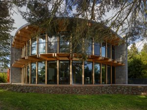 Stempel & Tesař architekti, Dům, který se otevírá slunci: Díky celoprosklené fasádě orientované jihozápadním směrem zachycuje první ranní i poslední večerní paprsky a v chladných měsících tak pomáhá zužitkovat teplo ze slunce