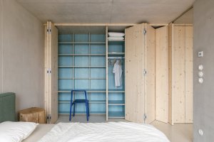 Nábytek na míru s originálními detaily (Víkendový dům nad přehradou, NOIZ architekti)