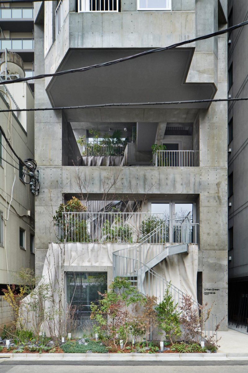 V dolních patrech jsou sdílené prostory.  (Ryozan Park Green, Akihisa Hirata Architecture Office)