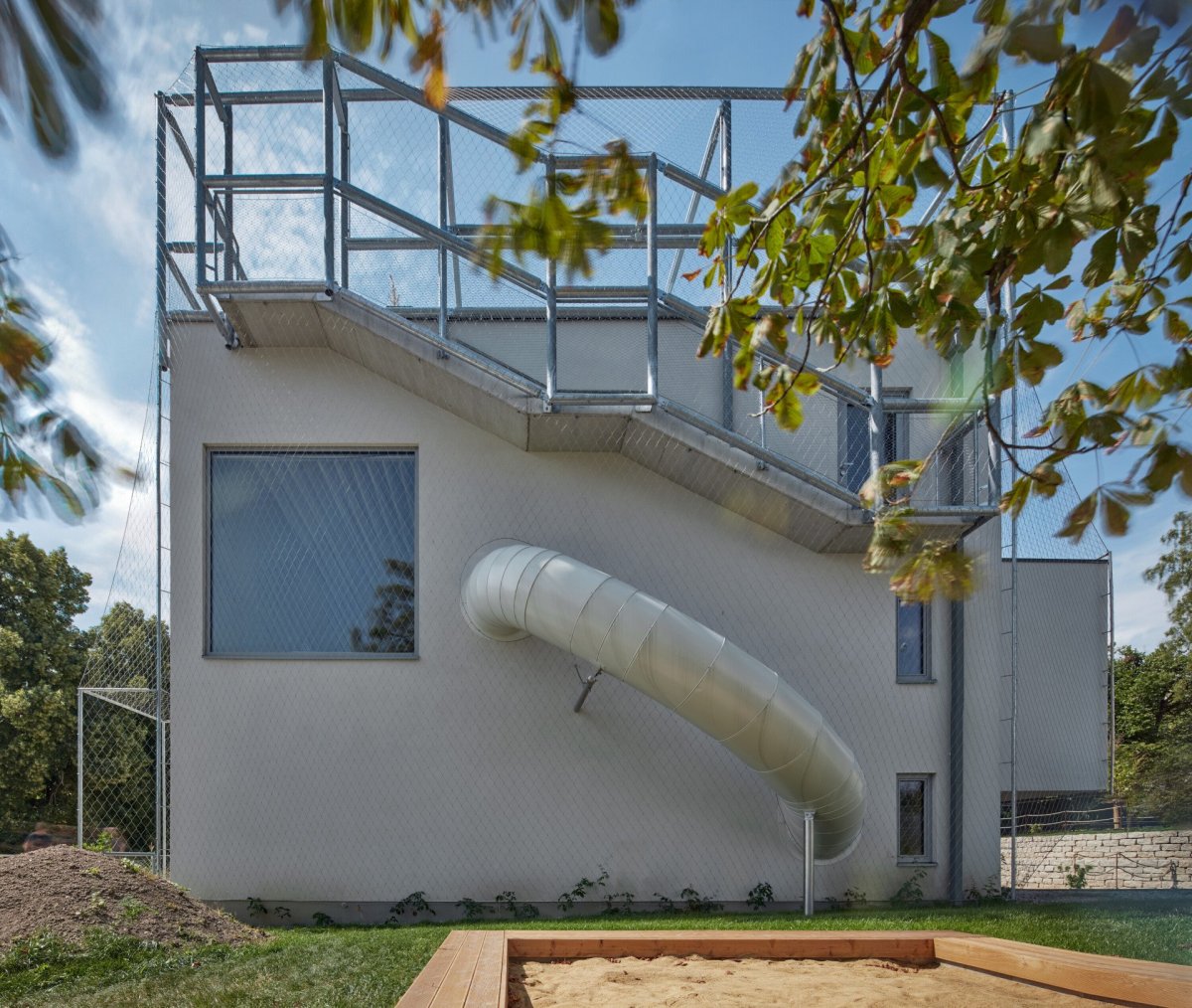 Přístavba ke školce Montessori v Jablonci nad Nisou, Mjölk architekti: Má podobu elementárního hranolu, kterému na expresivitě dodávají kovové konstrukce plnící roli bezpečnostních prvků