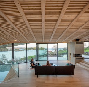 Na ostrově Finnøy vyrostl dům s výhledy na oceán. Navrhla ho architektonická kancelář Helen & Hard.