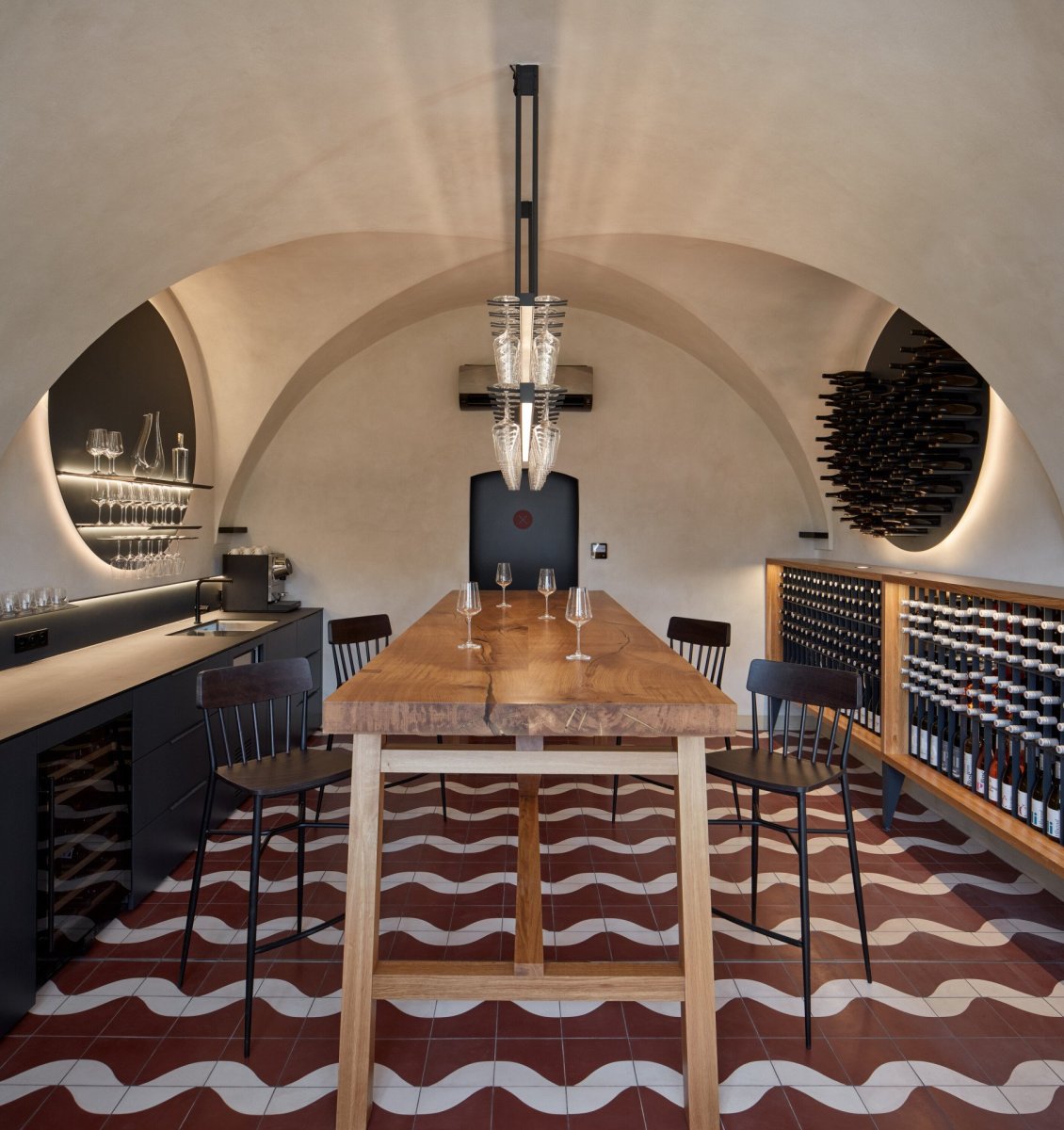 Winebar architekti umístili pod klenby starého vinařství. (Vinařství Kolby v Pouzdřanech, ORA)