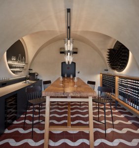 Winebar architekti umístili pod klenby starého vinařství. (Vinařství Kolby v Pouzdřanech, ORA)