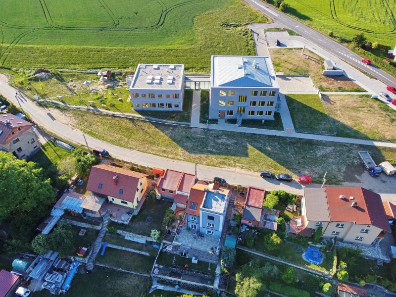 Škola a školka v Letech, Architekt Ondřej Tuček: Objekt tvoří dva pavilony, jeden využívá školka, druhý základní škola.