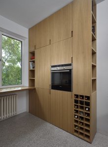 Rekonstrukce bytu a bytového domu Nový Svet, ARCHITEKTI mikulaj & mikulajová - Systém vestavěných skříní a nábytku zaujme především svým provedením od podlahy ke stropu