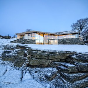 Na ostrově Finnøy vyrostl dům s výhledy na oceán. Navrhla ho architektonická kancelář Helen & Hard.