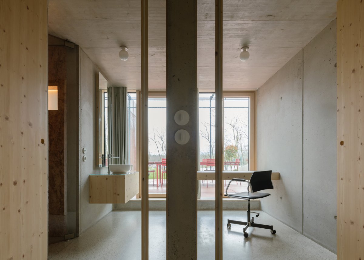 Koupelna a pracovna (Víkendový dům nad přehradou, NOIZ architekti)