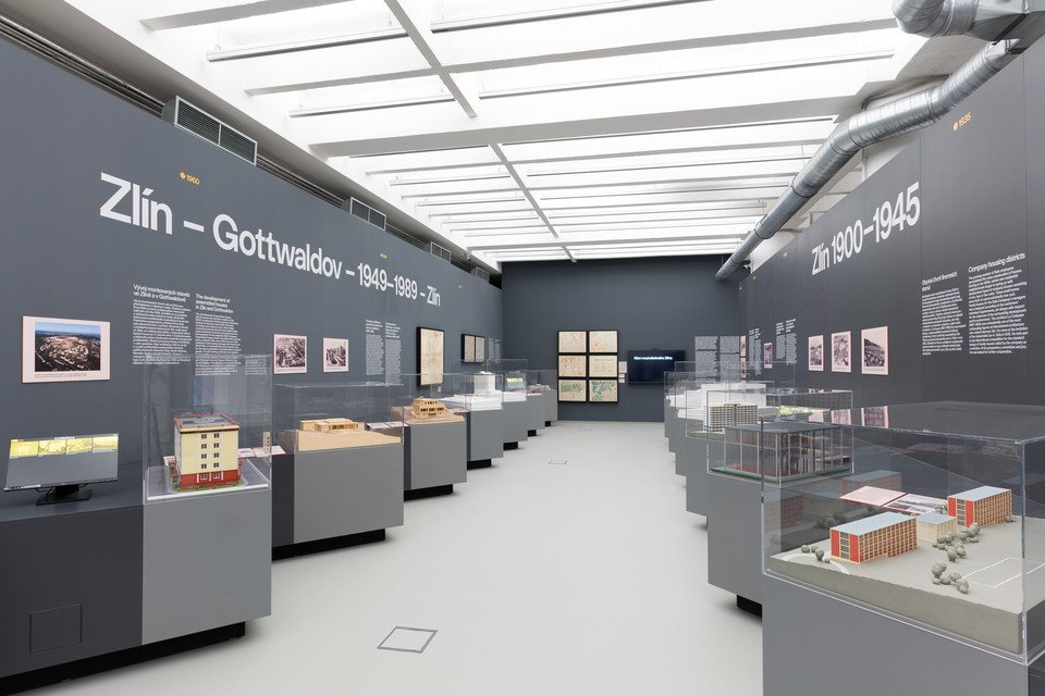 31. října 2024 bude veřejnosti zpřístupněna nová expozice Krajské galerie výtvarného umění ve Zlíně pojmenovaná + - Zlín. Zahrnuje výtvarné umění, architekturu a design.