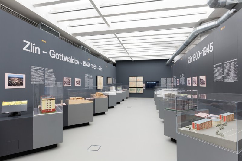 31. října 2024 bude veřejnosti zpřístupněna nová expozice Krajské galerie výtvarného umění ve Zlíně pojmenovaná + - Zlín. Zahrnuje výtvarné umění, architekturu a design.