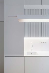 Detail kuchyně - architekt pracoval se světlými barvami, aby byt s okny na sever projasnil. (Rekonstrukce bytu v Karlíně, Dominik Cvrček)
