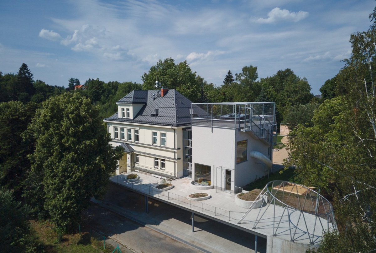 Přístavba ke školce Montessori v Jablonci nad Nisou, Mjölk architekti: Školka funguje v historické budově, která byla zrekonstruovaná podle návrhu Projektového atelieru David