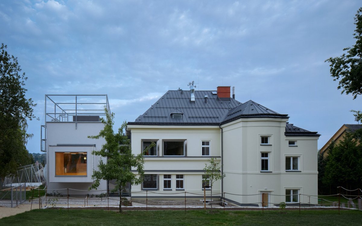 Přístavba ke školce Montessori v Jablonci nad Nisou, Mjölk architekti: Nová přístavba s původní stavbou výrazně kontrastuje