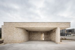 Rodinný dům v Záhorských sadech v Bratislavě, ARCHITEKTI mikulaj & mikulajova: Jeden z kvádrových pavilonů funguje jako garáž se skladem