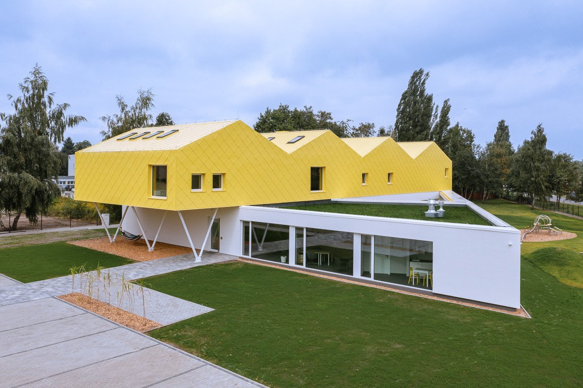 Ateliér xystudio navrhl nízkouhlíková a nízkoenergetická mateřskou školu v Polsku. Vyjímá se netradiční žlutou konstrukcí