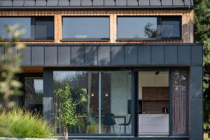 Dřevostavby VESPER HOMES spojují krásnou architekturu, zdravé prostředí i příjemnou atmosféru. (Na obrázku rodinný dům v Opavě)