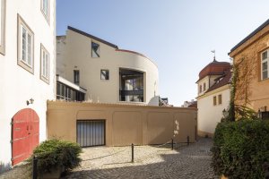 Novostavba na Malé Straně (Bytový dům na Malé Straně; architektonický ateliér Ladislava Lábuse)